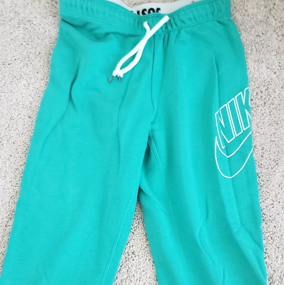Women's Nike sweatpant capris size Small